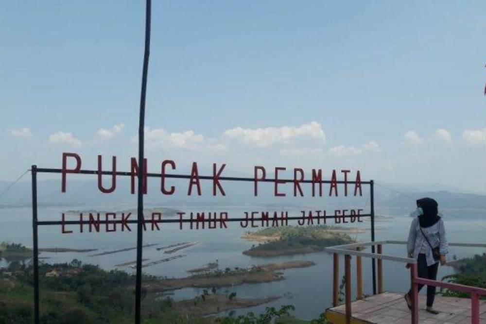 Wisatawan berpose di kawasan wisata Puncak Permata, Jatigede, Sumedang, Jawa Barat. Selain manfaat pengolahan air untuk PLTA dan pengairan wilayah Sumedang hingga Cirebon, Waduk Jatigede juga menjadi salah satu objek wisata yang menarik untuk dikunjungi. Dok. BBWS Cimanuk-Cisanggarung