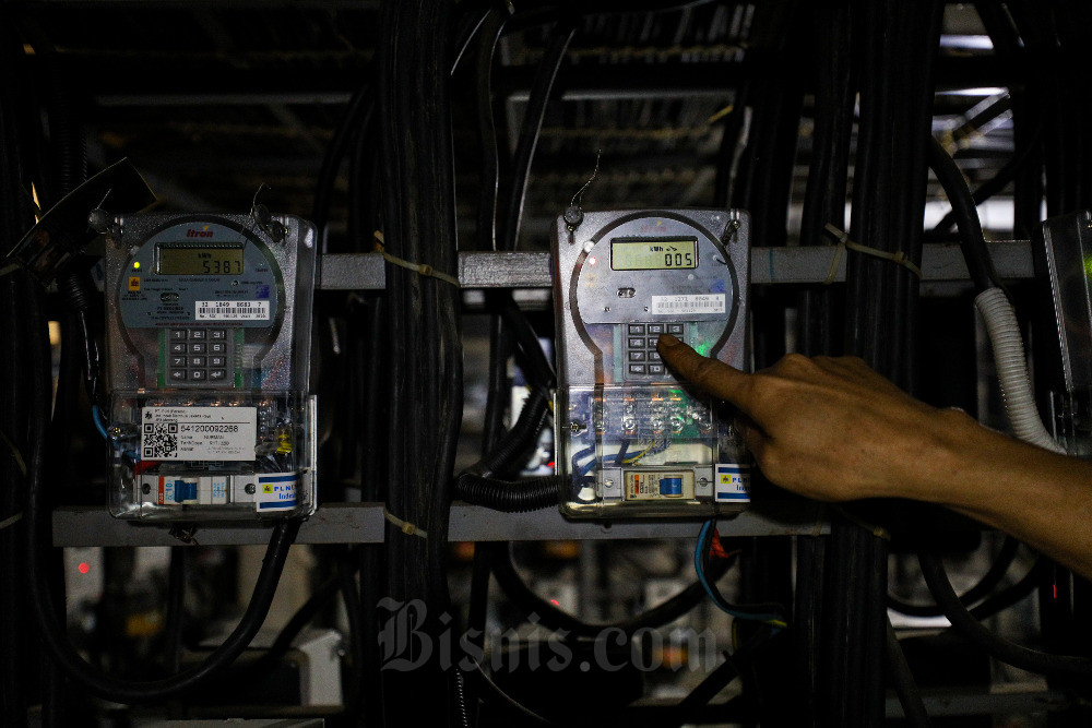 Warga melakukan pengisian token listrik prabayar di Jakarta, Senin (2/1/2023). Bisnis/Suselo Jati