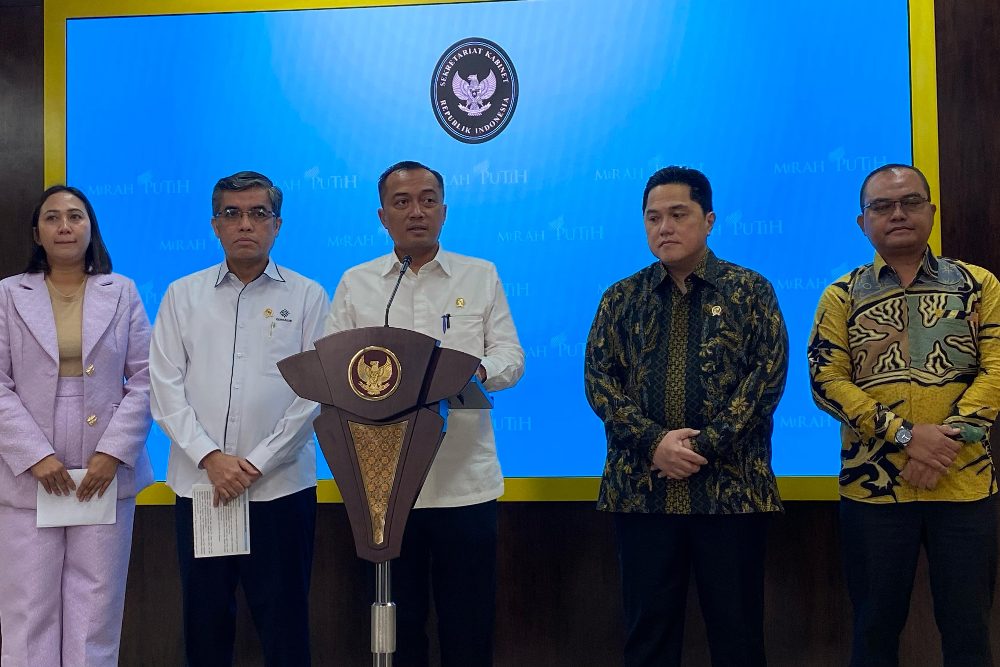 Menaker Yassierli, bersama Menteri Sekretariat Negara (Mensesneg) Presetyo Hadim dan Menteri Badan Usaha Milik Negara (BUMN) Erick Thohir dalam acara konferensi pers terkait dengan PHK massal ribuan buruh PT Sri Rejeki Isman Tbk. (SRIL) atau Sritex di Istana Merdeka, Jakarta, Senin (3/3/2025). - BISNIS/Akbar Evandio.