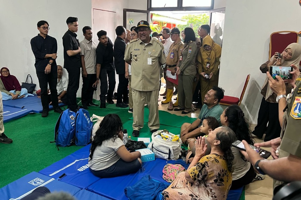 Wakil Gubernur Jakarta Rano Karno meninjau lokasi pengungsian korban banjir di Kampung Melayu, Jakarta Timur, Senin (3/3/2025) / BISNIS - Jessica Gabriela Soehandoko