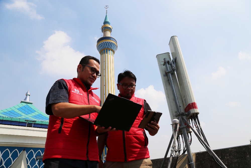 Petugas sedang memeriksa kecepatan internet/dok. Telkomsel