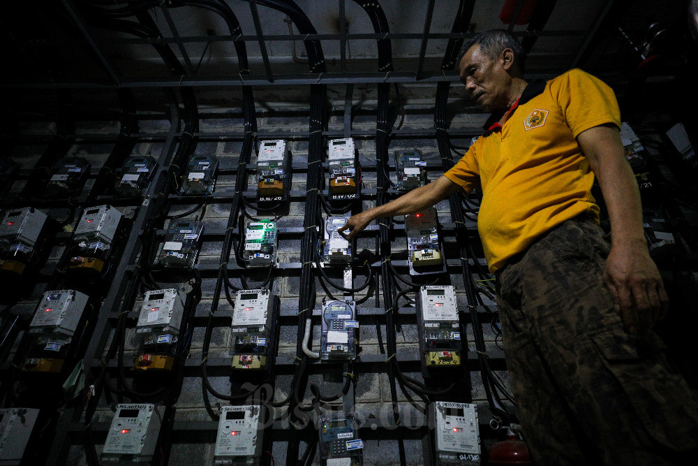 Warga melakukan pengisian token listrik prabayar di Jakarta, Senin (2/1/2023). Bisnis/Suselo Jati