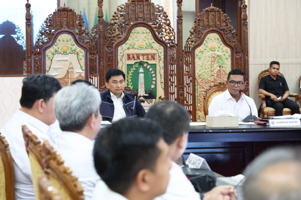 Gubernur Banten Andra Soni didampingi Wakil Gubernur Achmad Dimyati Natakusumah saat memimpin rapat dengan jajaran Organisasi Perangkat Daerah (OPD) di Banten./Istimewa