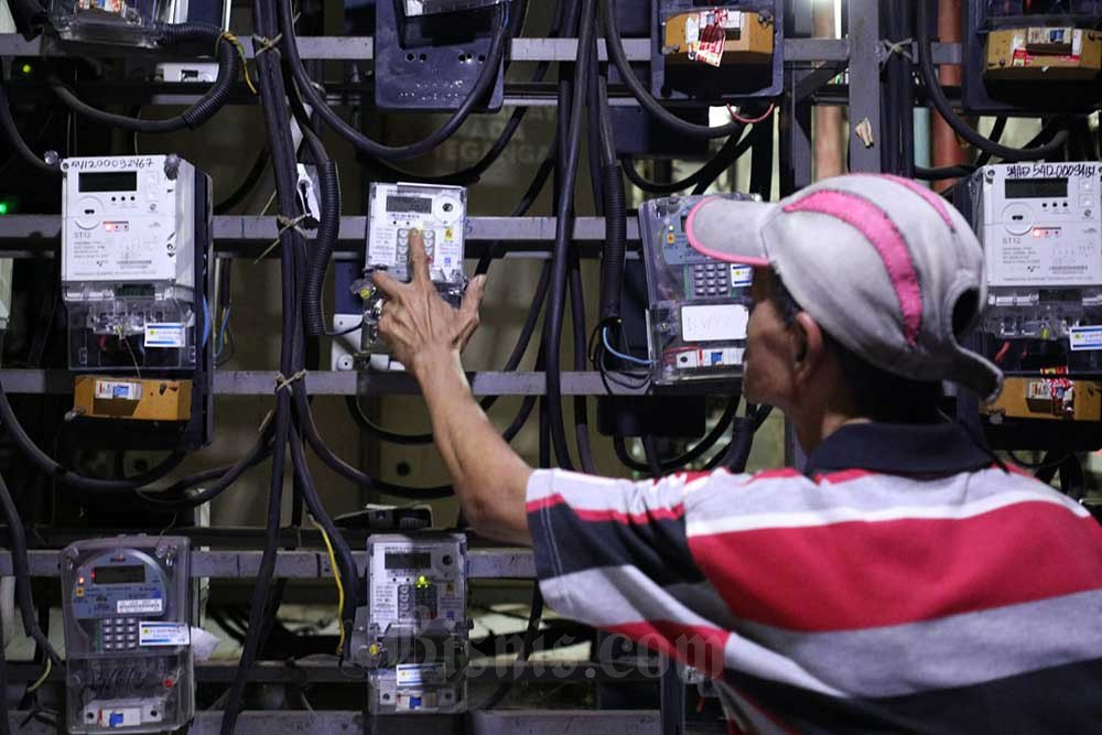 Warga melakukan pengisian listrik prabayar di Jakarta, Senin (4/7/2022). Bisnis/Suselo Jati