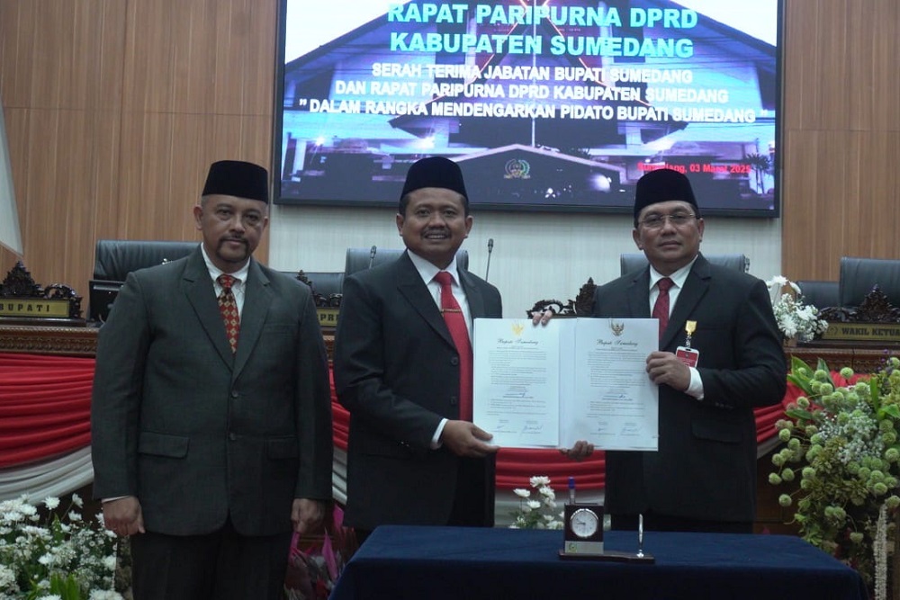  Serah Terima Jabatan Bupati Sumedang, Dony Ahmad Munir-Yudia Ramli Saling Balas Puji