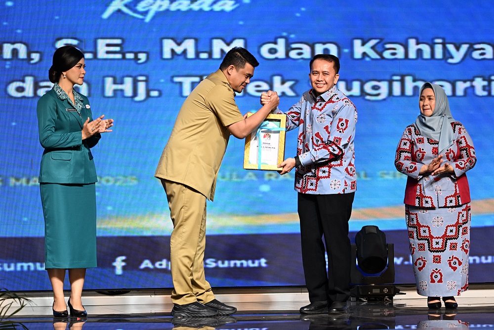 Gubernur Sumatra Utara Bobby Nasution (kedua kiri) berjabat tangan dengan mantan Penjabat Gubernur Sumut Agus Fatoni dalam agenda pisah sambut dan serah terima jabatan Gubernur dan Wakil Gubernur Sumut di Kantor Gubernur Sumatra Utara, Senin (3/3/2025)./Diskominfo Sumut