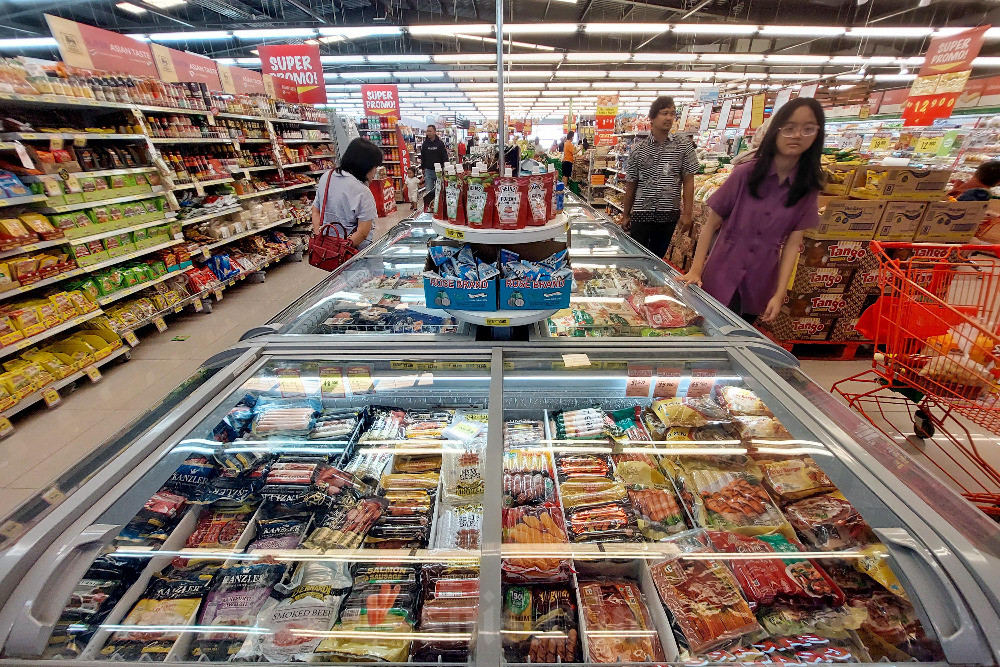 Pengunjung memilih barang kebutuhan di salah satu supermarket di Depok, Jawa Barat, Sabtu (23/3/2024). Bisnis/Himawan L Nugraha