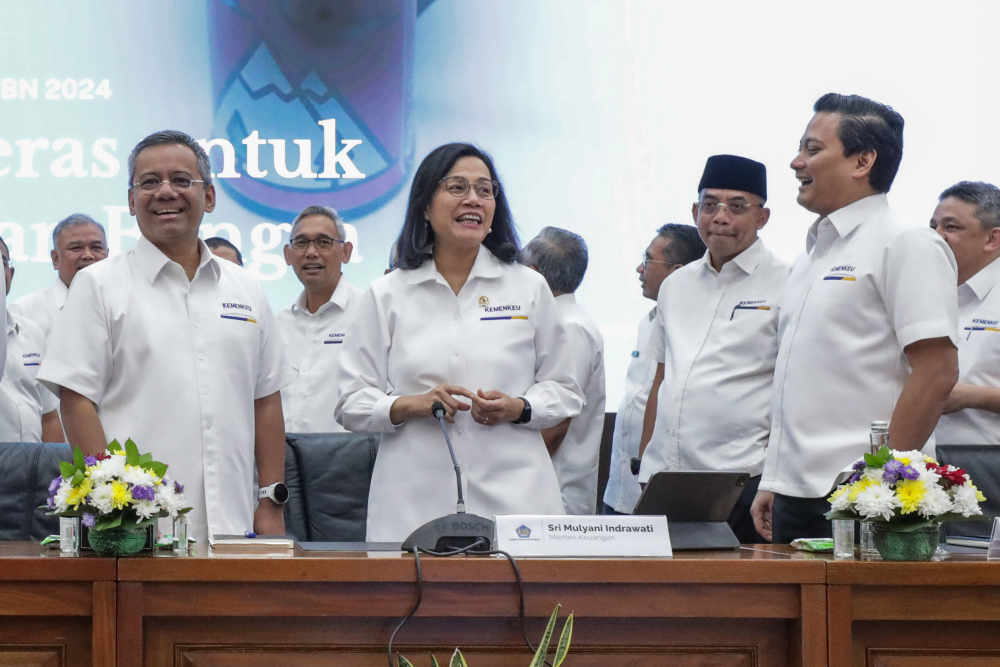 Menteri Keuangan Sri Mulyani Indrawati (tengah) didampingi Wakil Menteri Suahasil Nazara (kiri), dan Wakil Menteri Thomas A. M. Djiwandono (kanan) berbincang di sela-sela konferensi APBN KiTa di Jakarta, Senin (6/1/2024). / Bisnis-Fanny Kusumawardhani