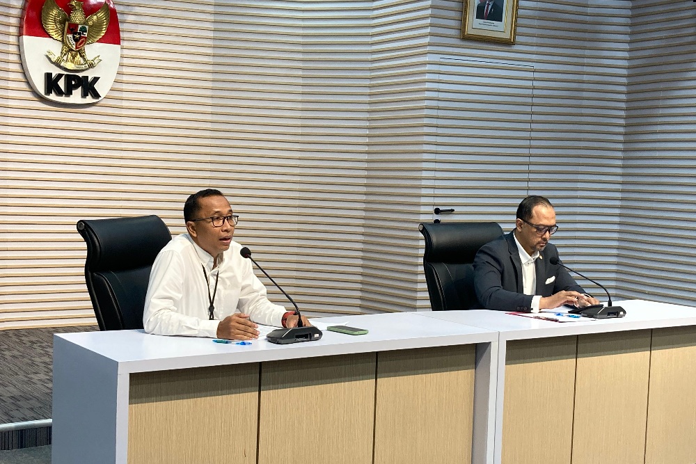 Plh. Direktur Penyidikan KPK Budi Sokmo dan Juru Bicara KPK Tessa Mahardika Sugiarto pada konferensi pers, Senin (3/3/2025)/Bisnis-Dany Saputra.