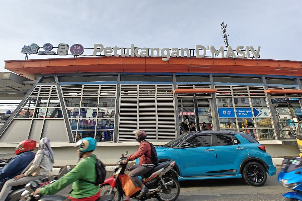 Halte Petukangan Utara bersalin nama menjadi Halte Petukangan D'Masiv. Peresmian  nama halte pada Senin (3/3/2025). Bisnis/Artha Adventy