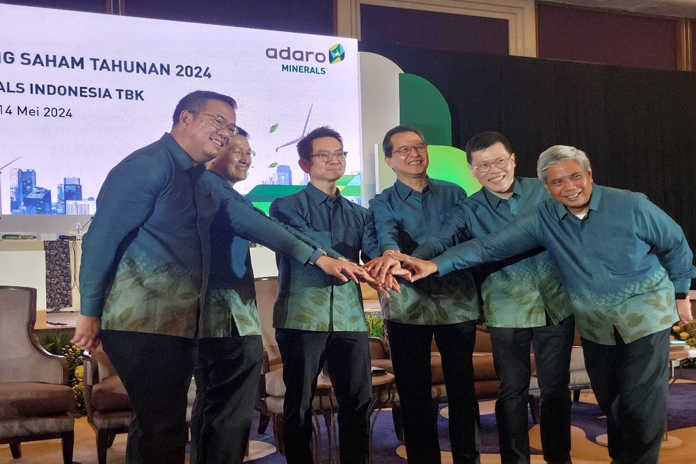 Direksi PT Adaro Minerals Indonesia Tbk. (ADMR) usai melakukan Rapat Umum Pemegang Saham Tahunan (RUPST) di Jakarta, Selasa (1452024). JIBIAnnisa Kurniasari Saumi.