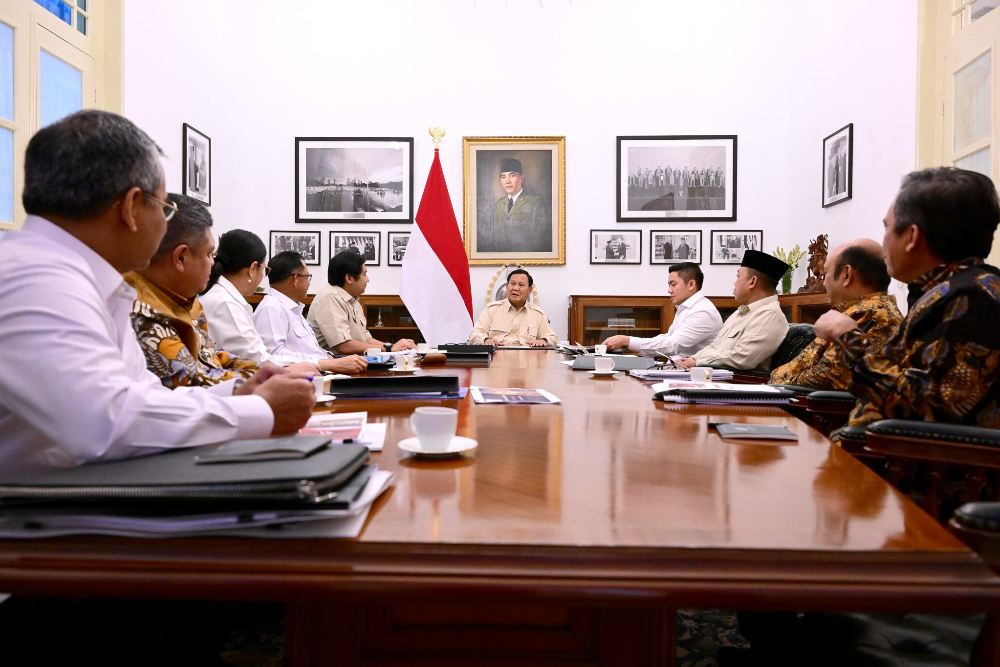 Presiden Prabowo Subianto memimpin rapat terbatas dengan sejumlah Menteri Kabinet Merah Putih di Istana Merdeka, Jakarta, Selasa (7/1/2025) untuk membahas percepatan pembangunan perumahan bagi masyarakat berpenghasilan rendah (MBR) serta kebijakan pro rakyat di sektor perumahan dan permukiman - Dok. Setkab.