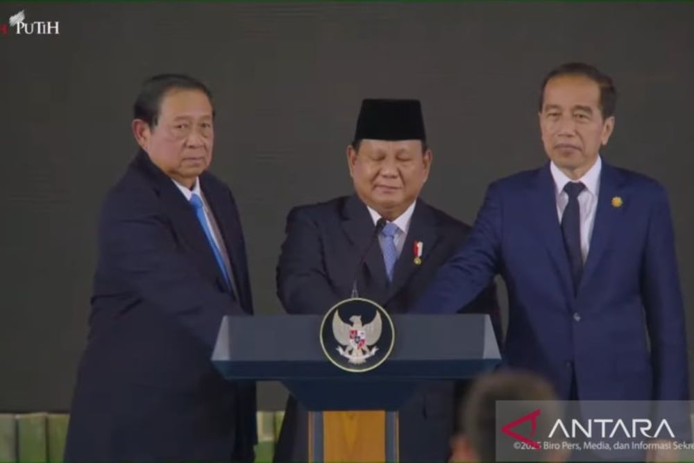Presiden RI Prabowo Subianto bersama Presiden Ke-7 RI Joko Widodo (kanan) dan Presiden Ke-6 RI Susilo Bambang Yudhoyono (kiri) menekan tombol bersama seraya meluncurkan secara resmi Badan Pengelolaan Investasi Daya Anagata Nusantara (BPI Danantara) di Istana Kepresidenan Jakarta, Senin (24/2/2025). / ANTARA-Mentari Dwi Gayati