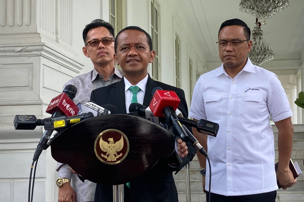 Menteri ESDM Bahlil Lahadalia, Kepala Badan Pengendalian Pembangunan dan Investigasi Khusus Aris Marsudiyanto serta Komisaris Utama sekaligus Independen PT Pertamina (Persero) Simon Aloysius Mantiri di Istana Kepresidenan, Jakarta, Kamis (31/10/2024)/Bisnis-Dany Saputra.