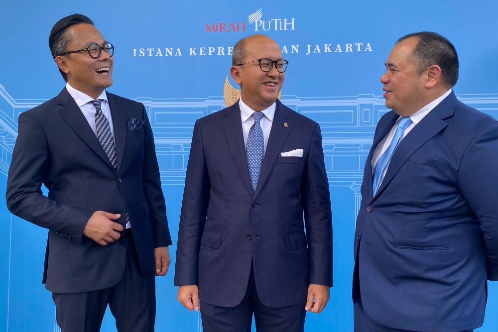 (Dari kiri ke kanan) Chief Operating Officer (COO) Bidang Operasional Danantara Dony Oskaria, Chief Executive Officer (CEO) Danantara Rosan Perkasa Roeslani, dan COO bidang Investasi Pandu Patria Sjahrir usai menyaksikan peluncurkan Daya Anagata Nusantara (Danantara) di Halaman Tengah Istana Merdeka, Senin (24/2/2025). / Bisnis-Akbar Evandio