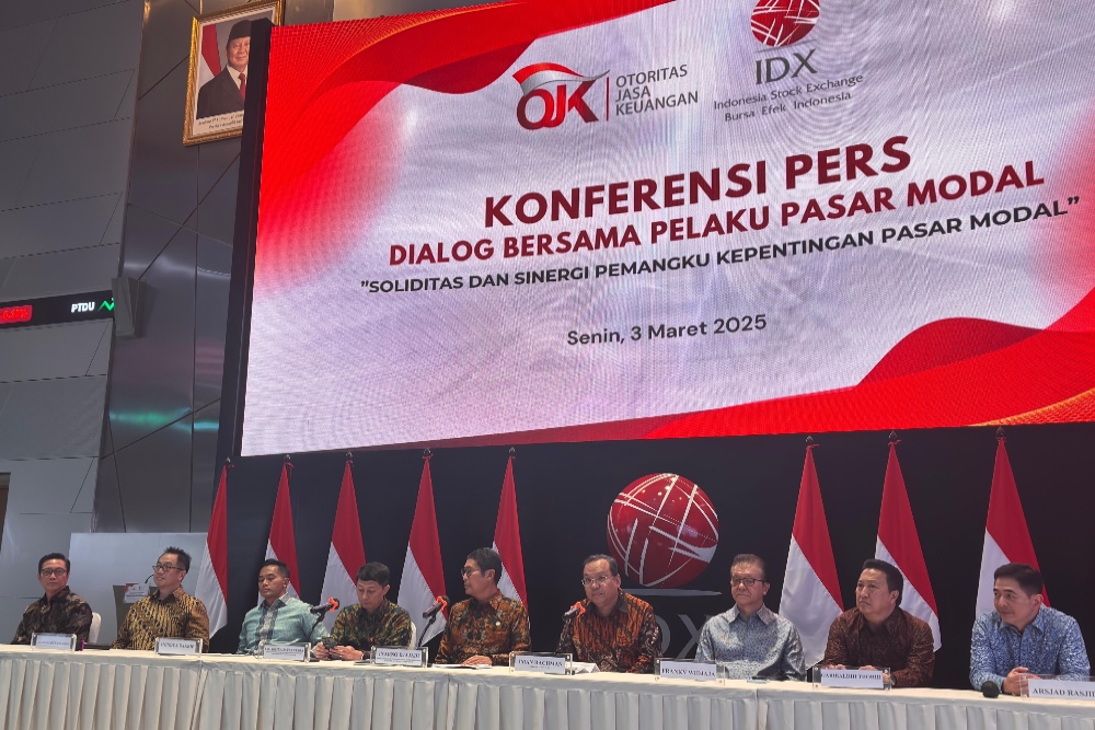 Otoritas Jasa Keuangan (OJK) bersama dengan  Bursa Efek Indonesia (BEI) menggelar konferensi pers dialog bersama pelaku pasar modal di gedung BEI, Jakarta, Senin (3/3/2025)./Jibi- Nyoman Ary wahyudi