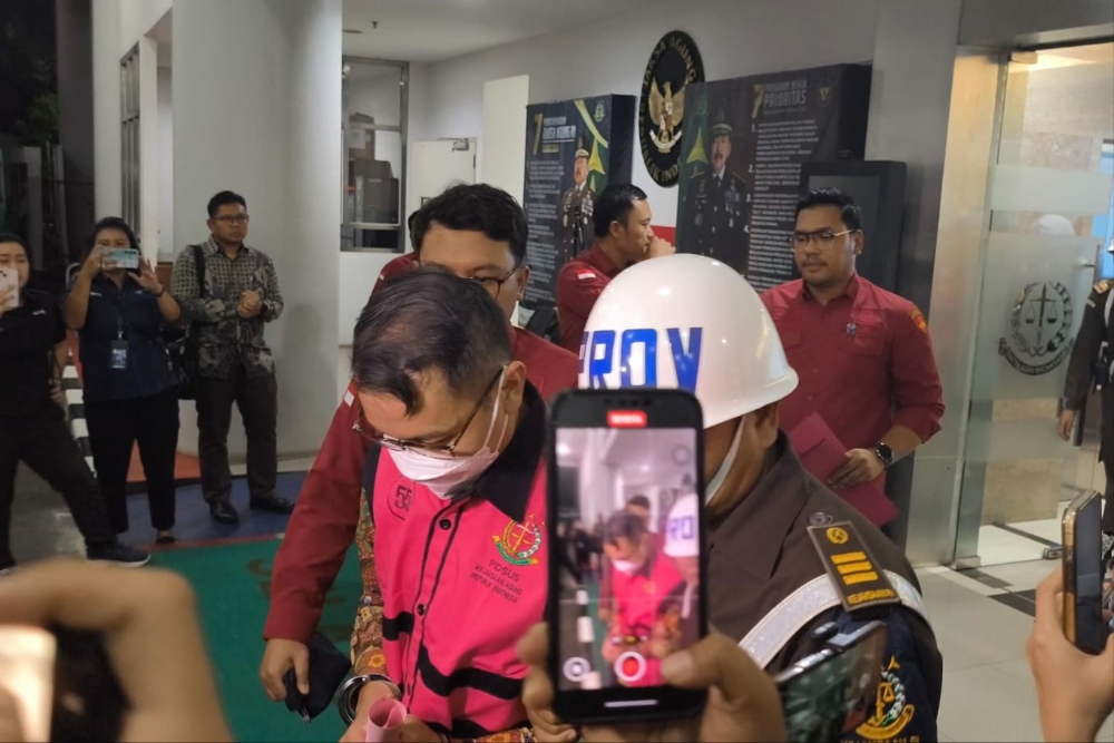 ILUSTRASI - Direktur Pemasaran Pusat dan Niaga Pertamina Patra Niaga, Maya Kusmaya (MK) bersama VP Trading Operation PT Pertamina Patra Niaga, Edward Corne (EC) tengah digiring menuju mobil tahanan Kejaksaan RI, Rabu (26/2/2025) malam/ Bisnis - Anshary Madya Sukma