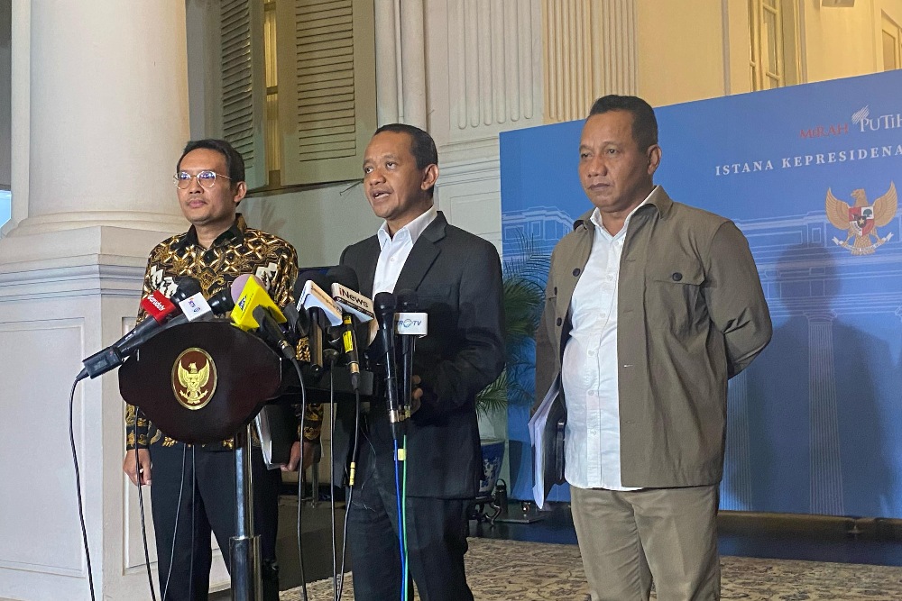 Menteri Energi dan Sumber Daya Mineral (ESDM) Bahlil Lahadalia (tengah) di kompleks Istana Kepresidenan, Senin (3/3/2025)/Bisnis-Akbar Evandio