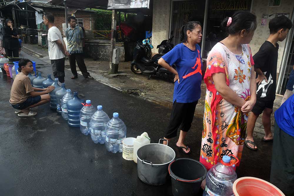  Potret Anteran Warga di Bogor Untuk Mendapatkan Air Bersih