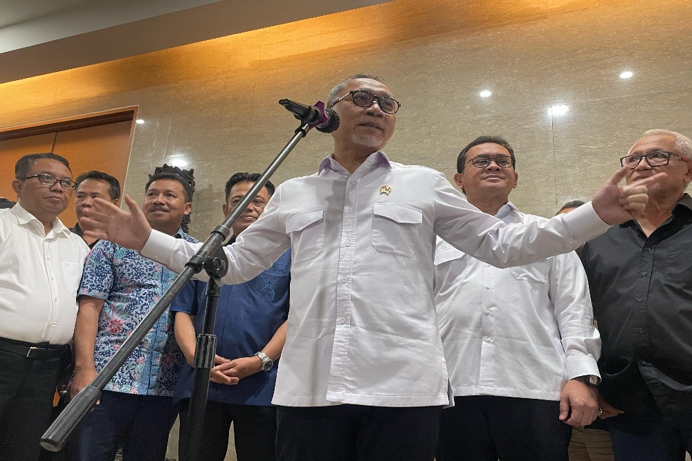 Menteri Koordinator Bidang Pangan (Menko Pangan) Zulkifli Hasan (Zulhas) seusai rapat koordinasi (rakor) ketersediaan pasokan dan harga daging ayam ras selama Ramadan 1446 H di Kantor Kementerian Perdagangan (Kemendag), Jakarta, Selasa (4/3/2025). —Bisnis/Rika Anggraeni