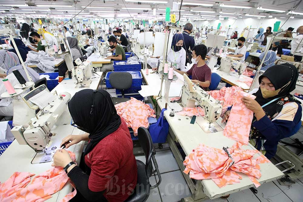  Manufacturing Activity Climbs in February Amid Layoffs