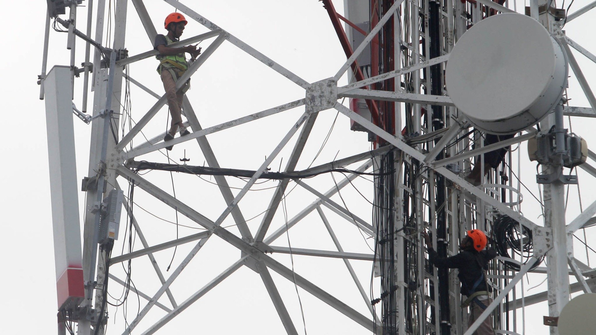 Teknisi melakukan perbaikan perangkat telekomunikasi disalah satu tower bts di Makassar, Sulawesi Selatan, Kamis (13/2/2025)/JIBI/Bisnis/Paulus Tandi Bone SELEKSI PITA FREKUANSI 1,4 GHZ