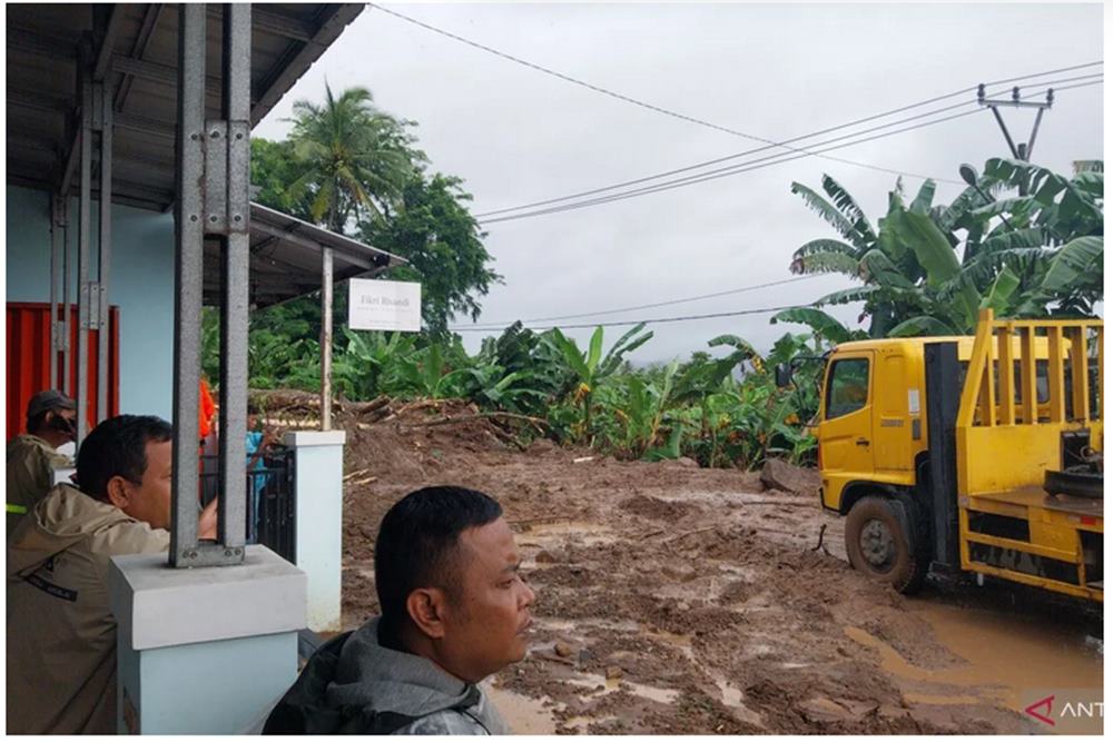  Jalur Alternatif Menuju Kawasan Wisata Pantai Anyer Putus Tertutup Longsor
