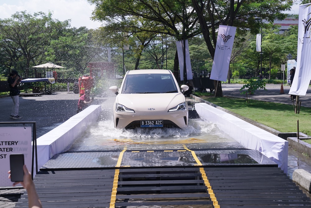  Tindakan jika Mobil Listrik Terendam Banjir dan Tip Melintasi Genangan Air