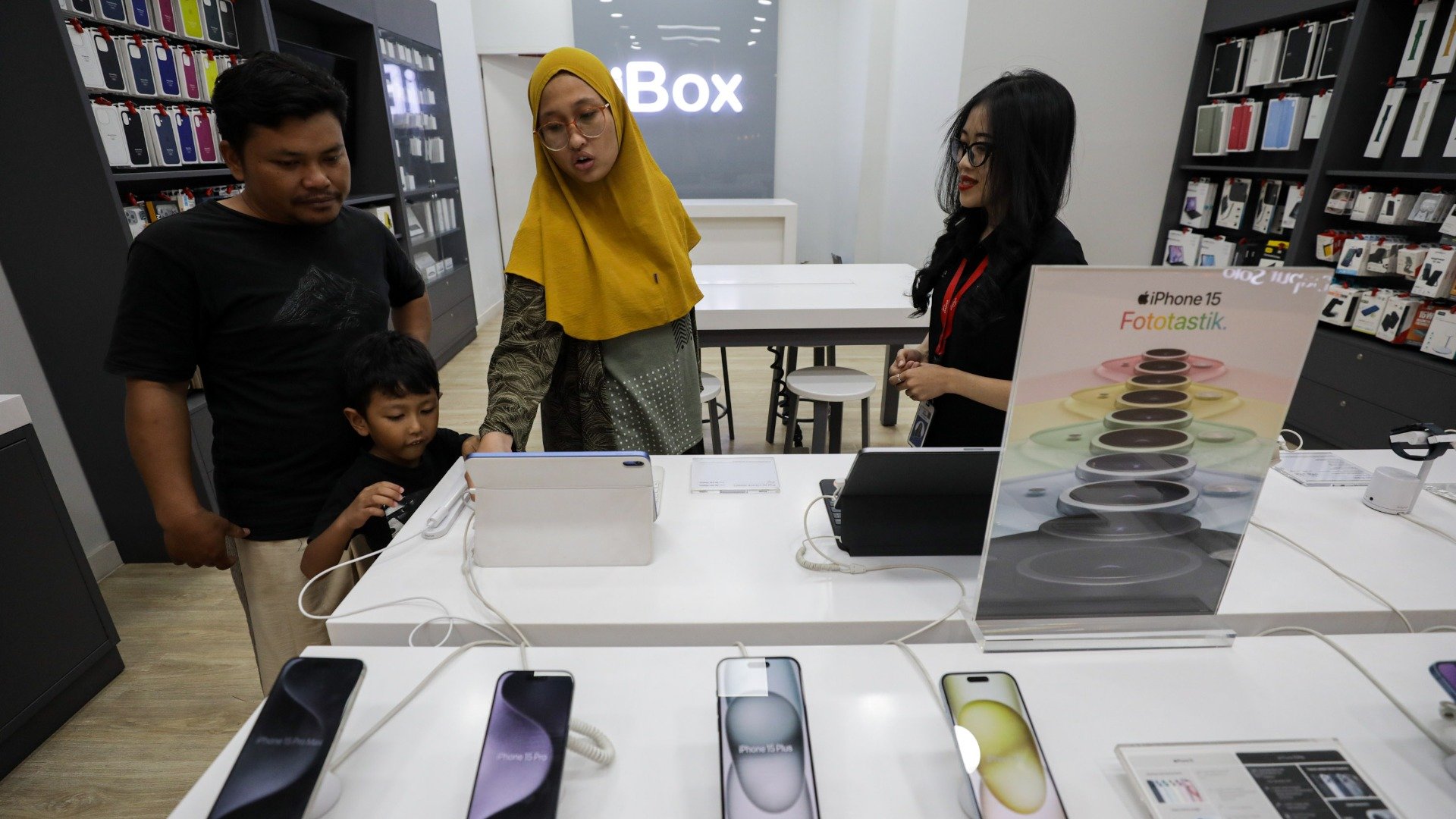  Menguji Berkah Ramadan dan iPhone 16 Bagi Erajaya (ERAA)