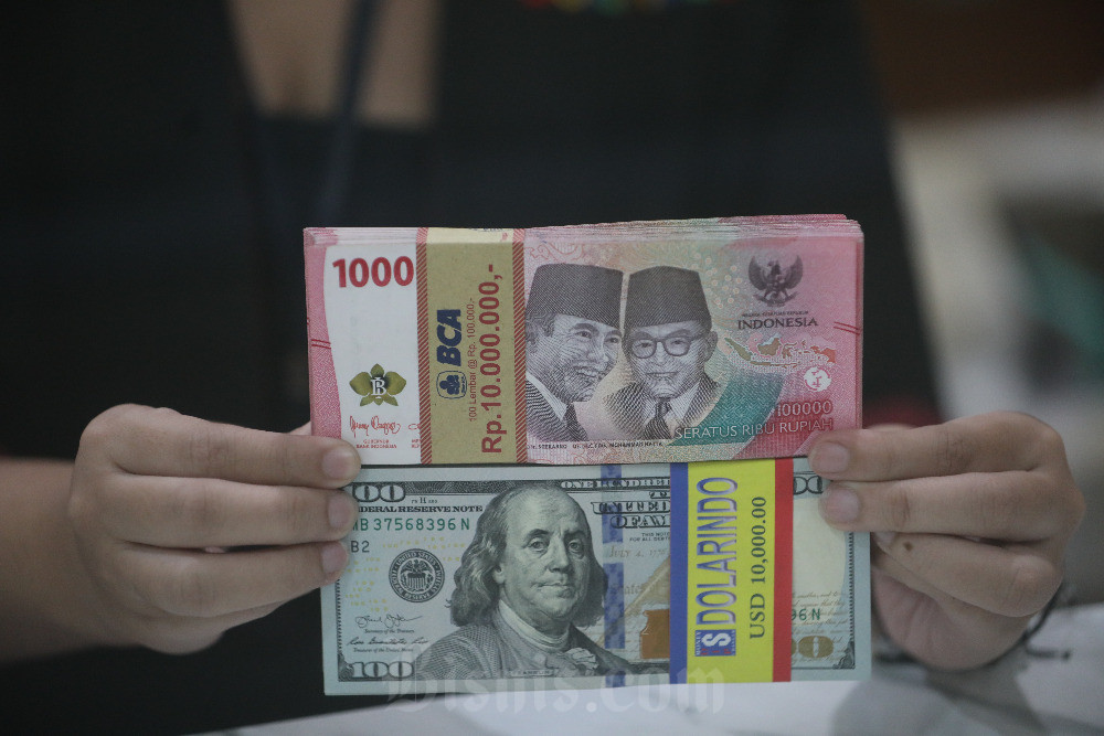  Rupiah Diproyeksi Melemah Sentuh Level Rp16.900 per Dolar AS Tahun Ini