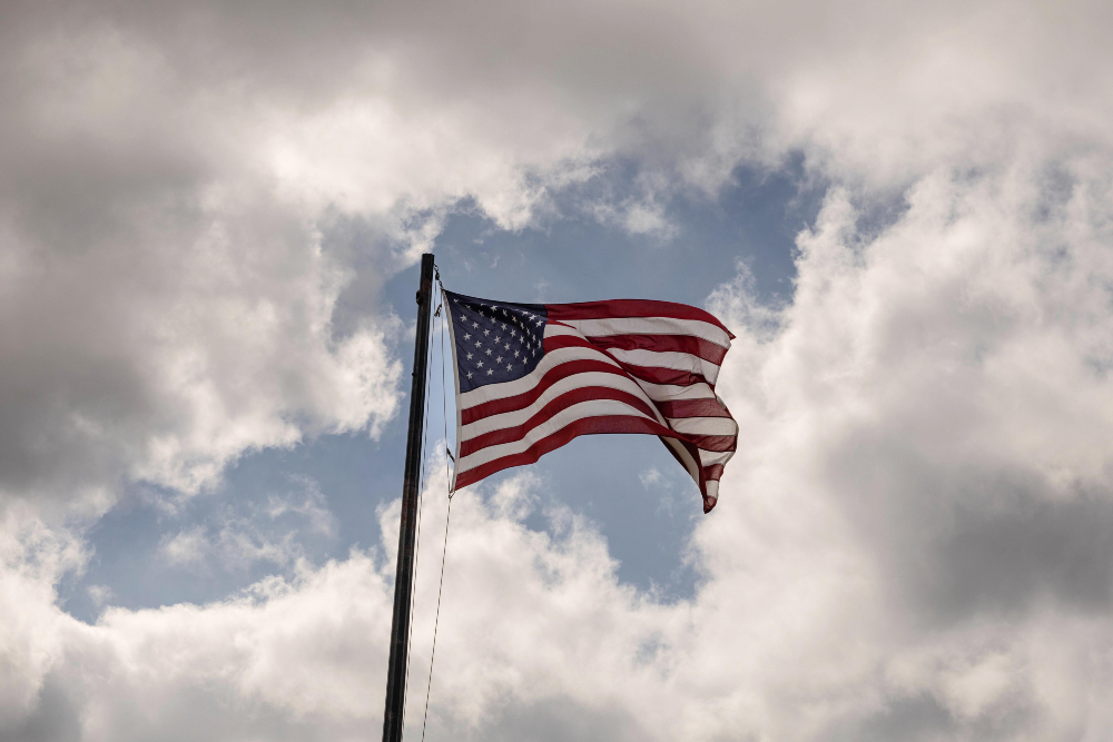 Bendera Amerika Serikat berkibar di Georgia, AS pada Selasa (5/11/2024). / Bloomberg-Christian Monterrosa