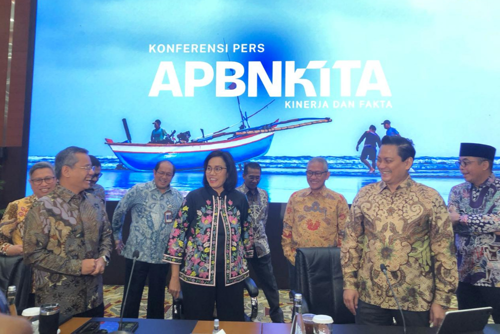 Menteri Keuangan Sri Mulyani Indrawati beserta jajaran wakil menteri keuangan dan para eselon I Kementerian Keuangan berbincang sebelum konferensi pers APBN KiTa, Selasa (13/8/2024). / Bisnis-Annasa Rizki Kamalina