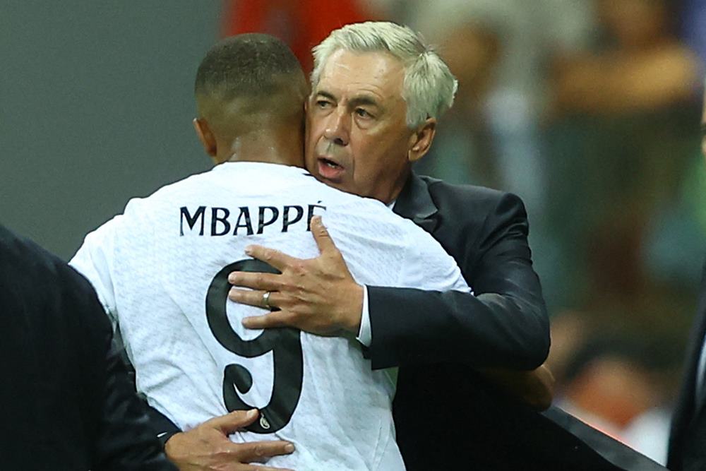 Striker Kylian Mbappe dan pelatih Real Madrid Carlo Ancelotti/ REUTERS-Kacper Pempel