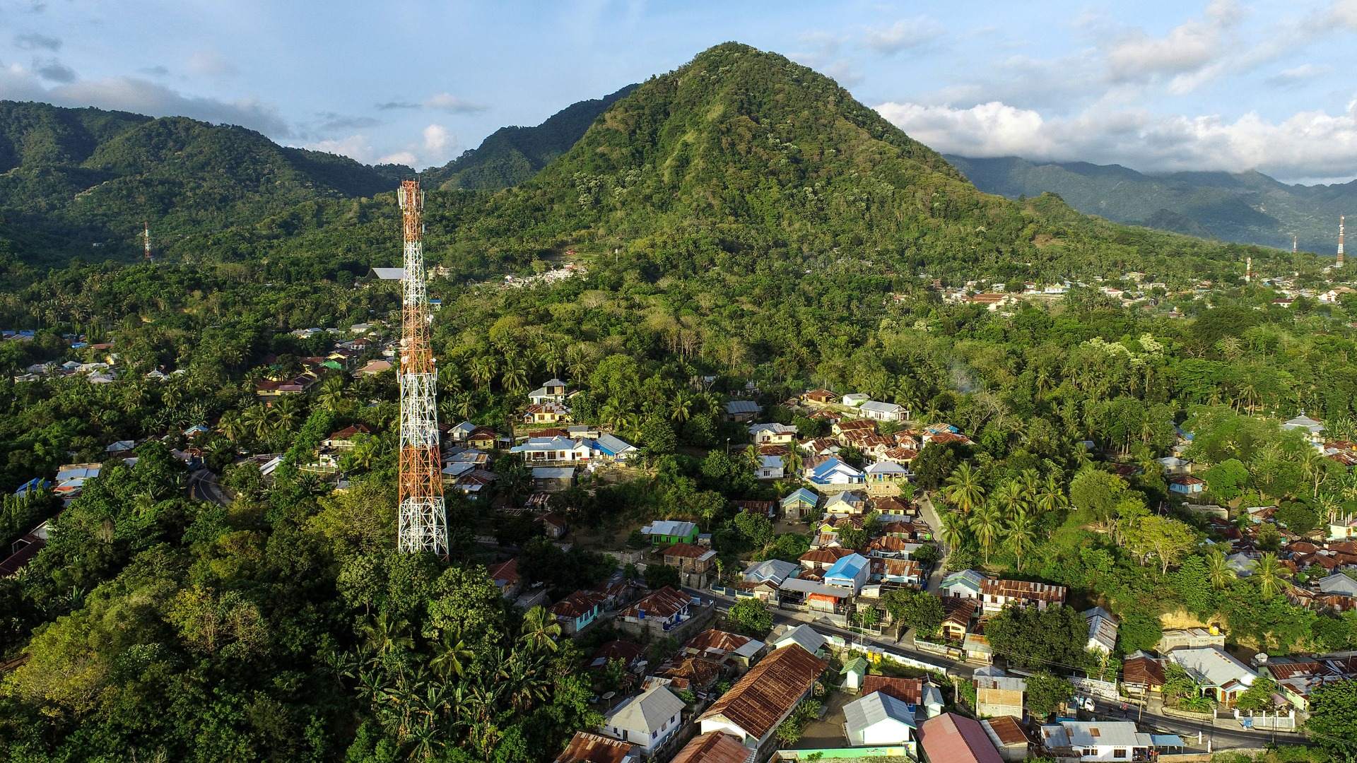 Foto udara salah satu Base Transceiver Station (BTS)  di Kabupaten Ende, Nusa Tenggara Timur, Minggu (30/10).