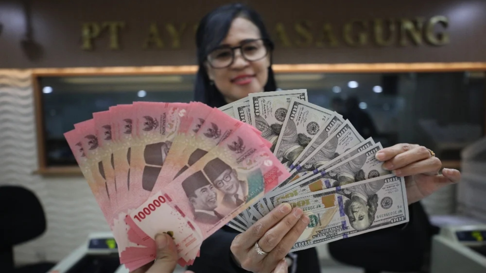  Berjibaku Jaga Rupiah Tak Sentuh Rp17.000 per Dolar AS