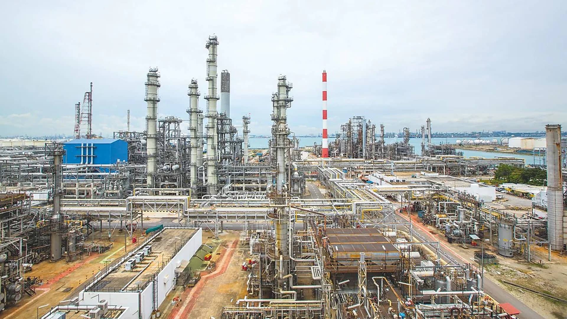  Chandra Asri Acquires Shell Refinery, Aims for Southeast Asia's Top Ethylene Producer Spot