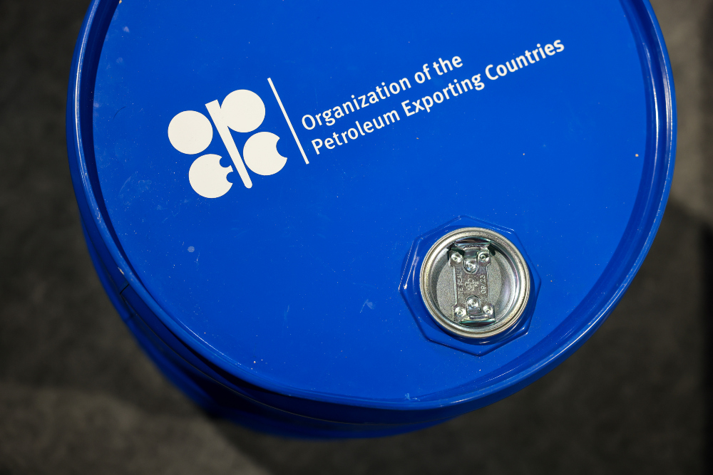 Logo Organization of the Petroleum Exporting Countries (OPEC) dalam drum minyak yang dipamerkan di KTT COP29, Baku, Azerbaijan pada Rabu (13/11/2024). / Bloomberg-Andrey Rudakov