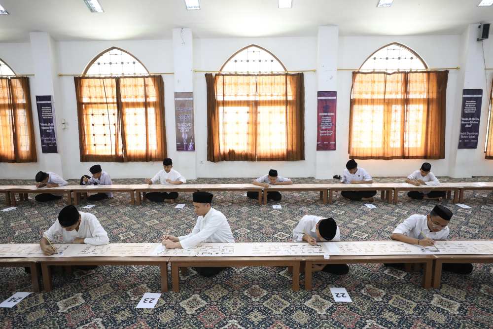 Penulisan Ulang Manuskrip Alquran Terpanjang dengan Khat Hijazi Awal oleh santri Pondok Pesantren Modern Sahid Pamijahan. (Sumber foto: Bisnis/Eusebio Chrysnamurti)