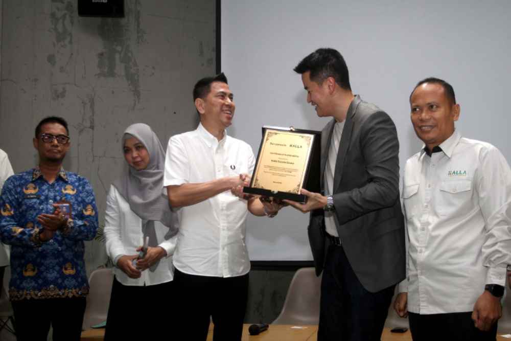  Lini Bisnis Kalla Group Mulai Gunakan Listrik Bersih, Target Pasang PLTS Atap 1,2 GW