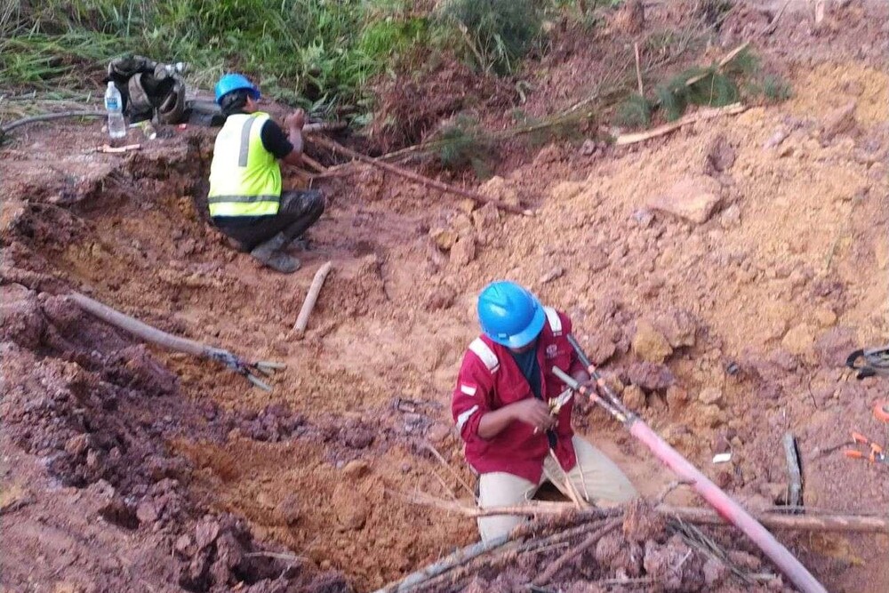 Petugas ABH tengah memperbaiki kerusakan pipa air. F dok BP Batam