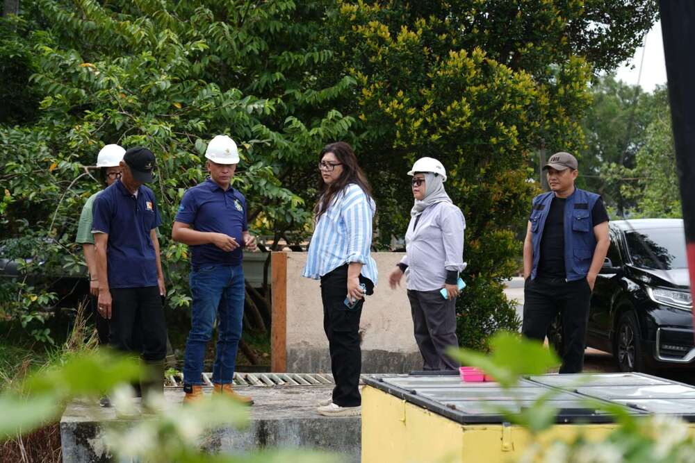 Deputi Bidang Pelayanan Umum BP Batam, Ariastuty Sirait saat meninjau pipa bocor. F Ist