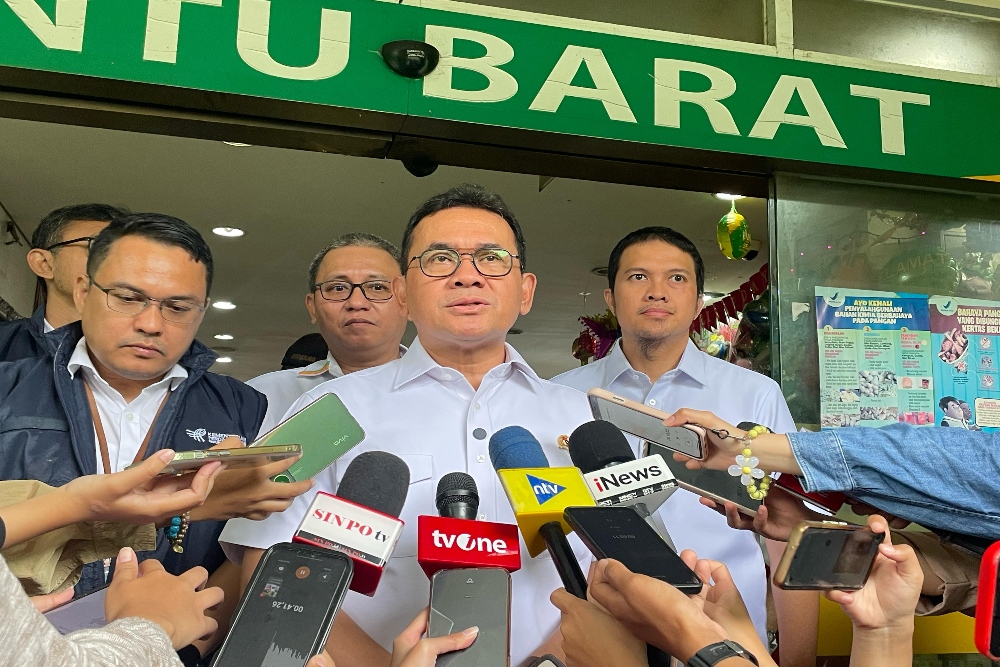 Menteri Perdagangan (Mendag) Budi Santoso seusai meninjau harga pangan di Pasar Senen, Jakarta, Selasa (18/3/2025). —Bisnis/Rika Anggraeni