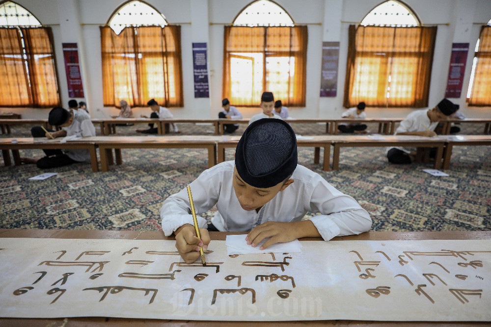  Pondok Pesantren Modern Sahid Pecahkan Rekor MURI Penulisan Al-Qur'an Terpanjang Dengan Khat Hijazi Awal