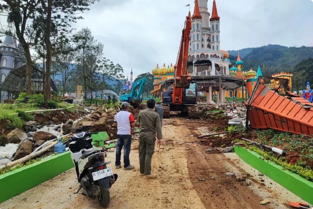  Seluruh Bangunan Hibisc Fantasy Puncak Sebentar Lagi Rata dengan Tanah