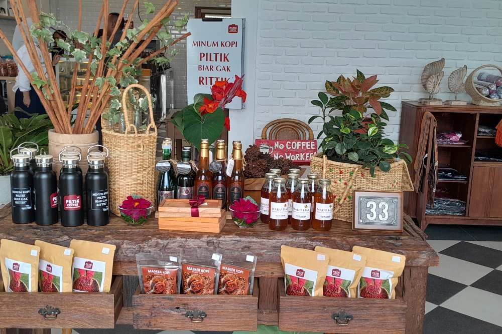Aneka produk petani lokal yang dikemas dan dijual Piltik Coffee./Delfi
