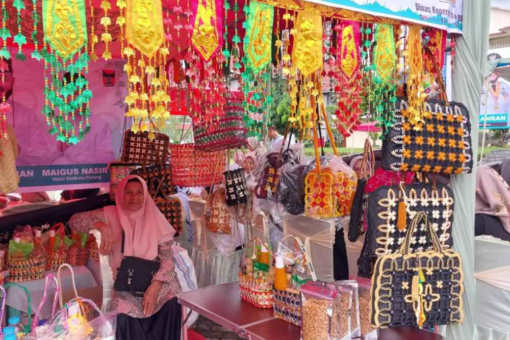 Produk olahan sampah dengan berbagai karya kerajinan yang bernilai yang dijual di Padang Festival Ramadan 2025, Sumatra Barat/dok Humas