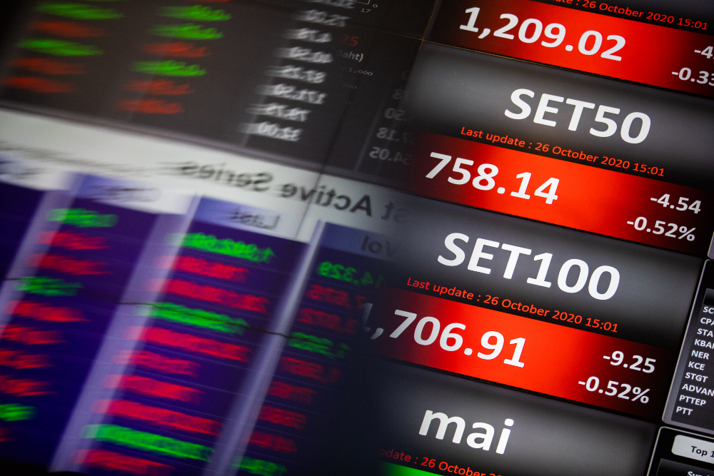 Papan informasi saham Stock Exchange of Thailand (SET) yang ditampilkan di bangkok, Thailand pada Senin (26/10/2020). / Bloomberg-Taylor Weidman