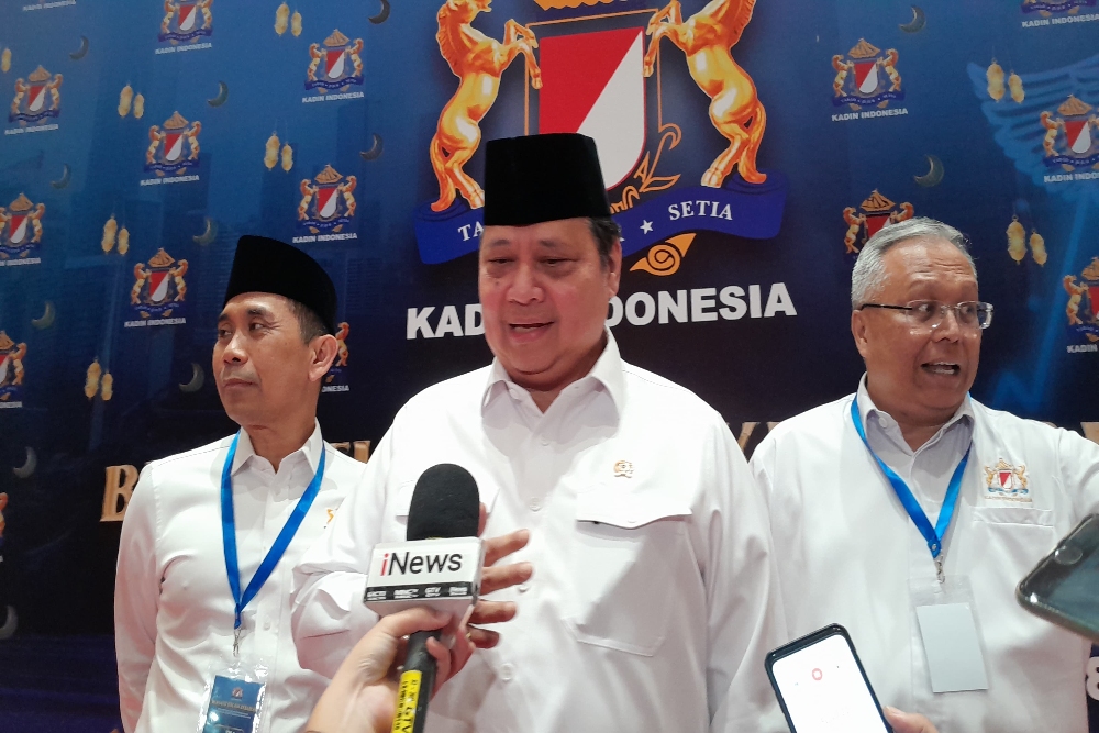 Menteri Koordinator (Menko) bidang Perekonomian, Airlangga Hartarto saat ditemui usai menghadiri acara Pengukuhan Dewan Pengurus Kamar Dagang dan Industri (Kadin) Indonesia di Jakarta, Jumat (14/3/2025).