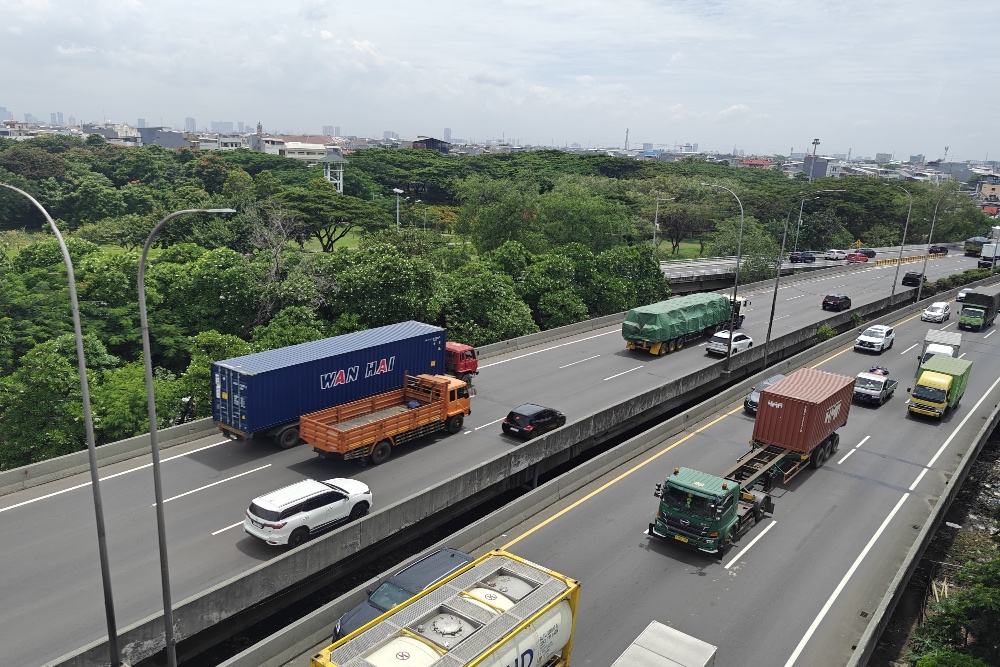 Sejumlah angkutan barang di atas sumbu 2 masih beroperasi di Jalan Tol Sedyatmo dari dan menuju Pelabuhan Tanjung Priok di tengah aksi mogok Asosiasi Pengusaha Truk (Aptrindo) menolak SKB pembatasan operasional selama Lebaran 2025. Kemenhub pastikan tidak ada larangan truk saat mudik, pengusaha logistik dapat diskon jasa Pelindo. /Bisnis-Artha Adventy