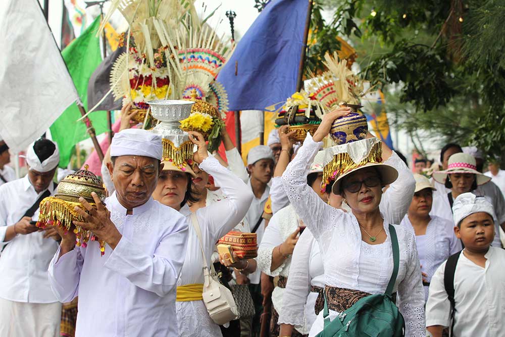  Umat Hindu di Surabaya Ikuti Upacara Melasti di Pantai Kenjeran